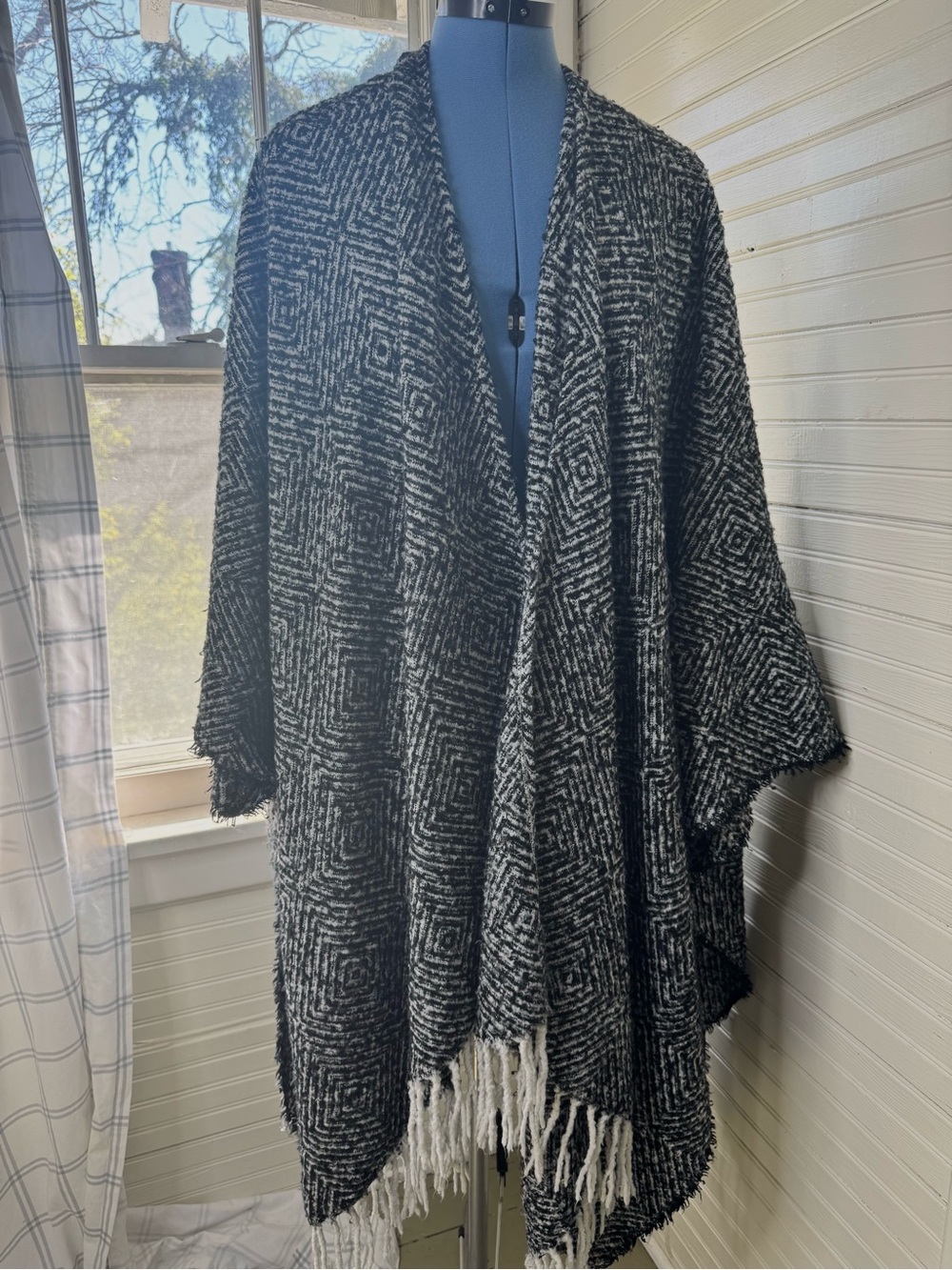 Do everything in love Black and White Geometric Fringe Open-Front Blanket Wrap